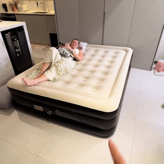 Duas pessoas no colchão